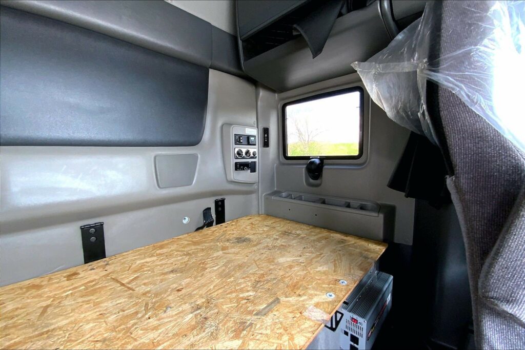 2022 CUM LT625 6×4 Sleeper