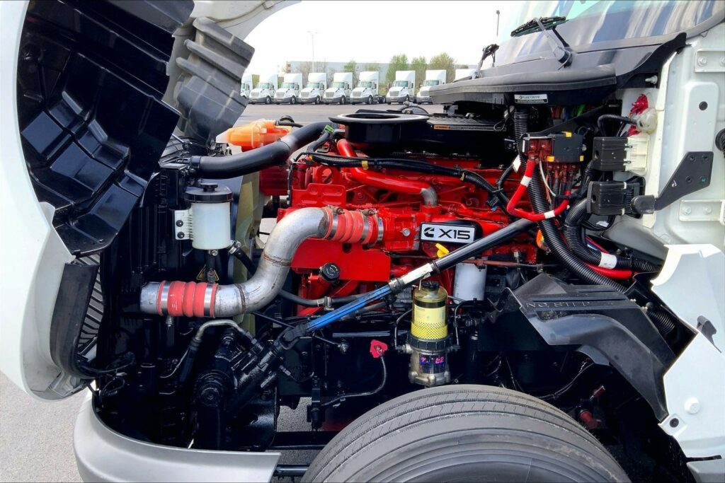 2022 CUM LT625 6×4 Sleeper