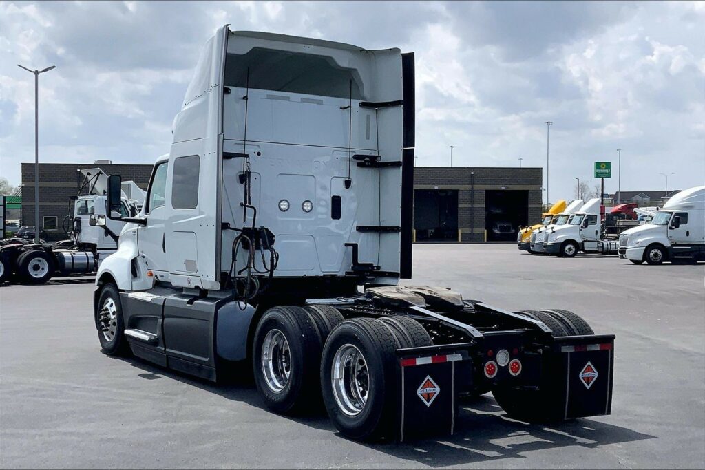 2022 CUM LT625 6×4 Sleeper