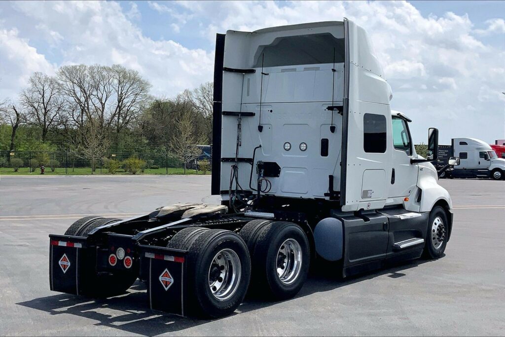 2022 CUM LT625 6×4 Sleeper