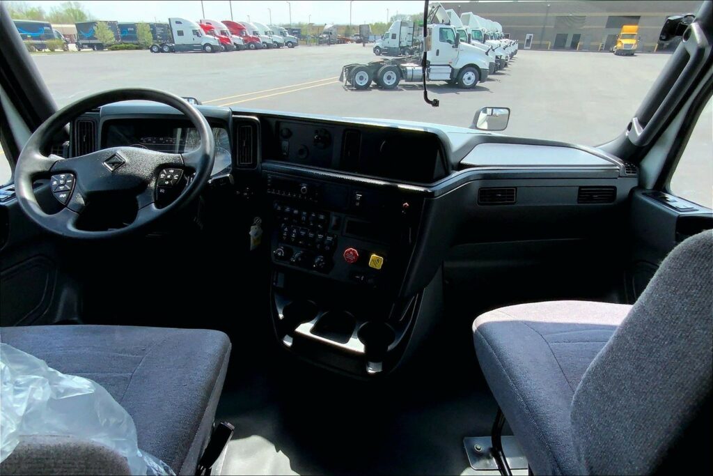 2022 CUM LT625 6×4 Sleeper