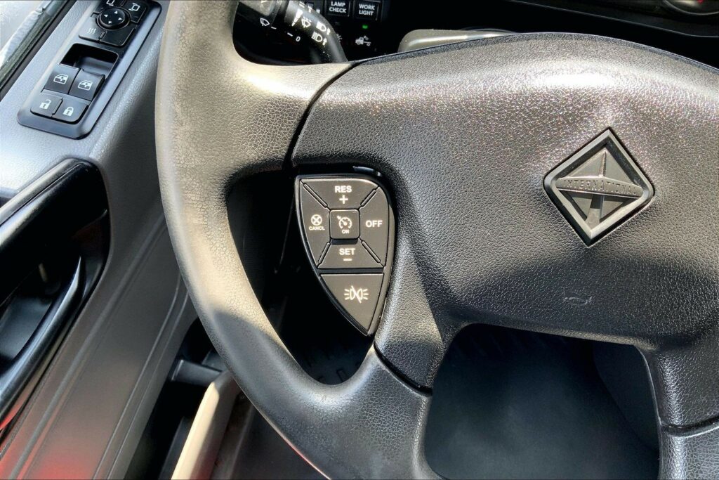 2022 CUM LT625 6×4 Sleeper