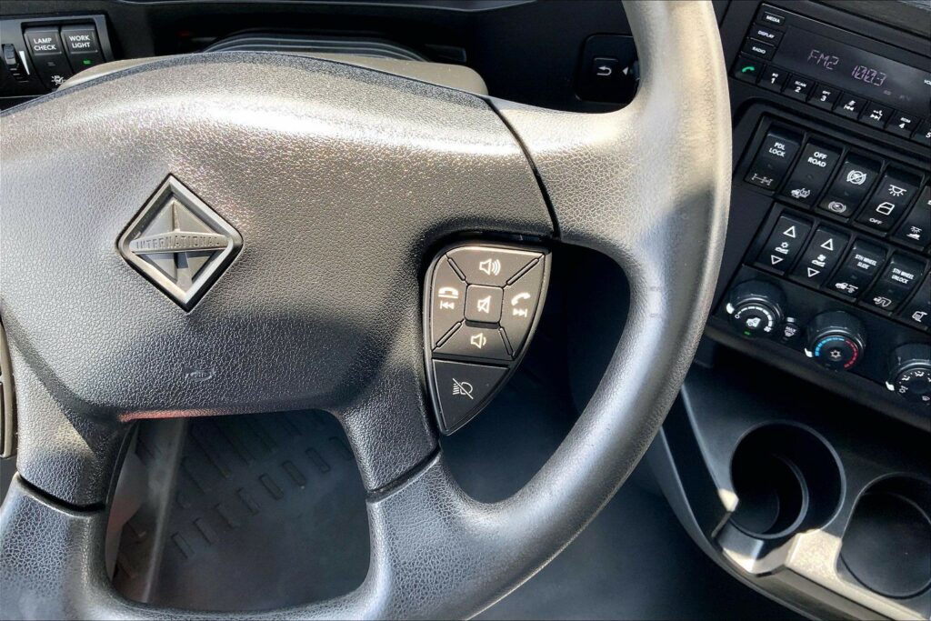 2022 CUM LT625 6×4 Sleeper