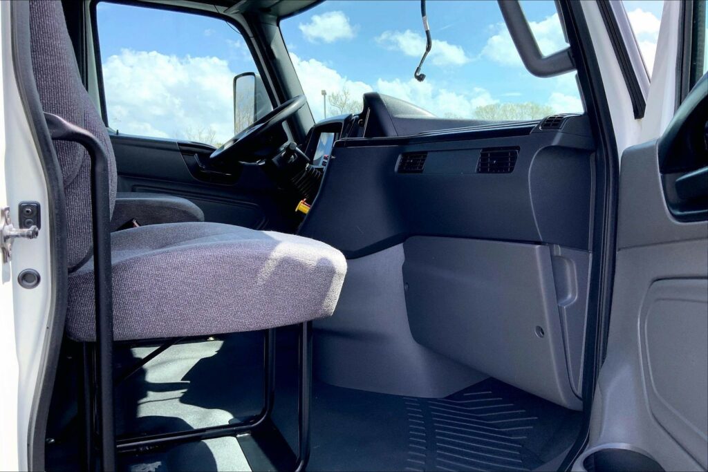 2022 CUM LT625 6×4 Sleeper