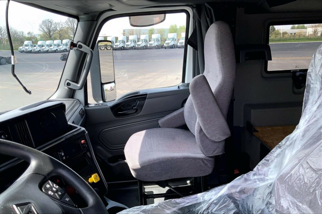 2022 CUM LT625 6×4 Sleeper