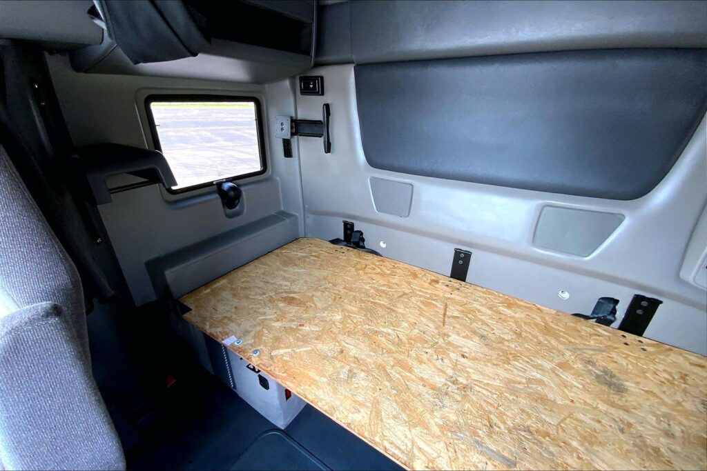 2022 CUM LT625 6×4 Sleeper