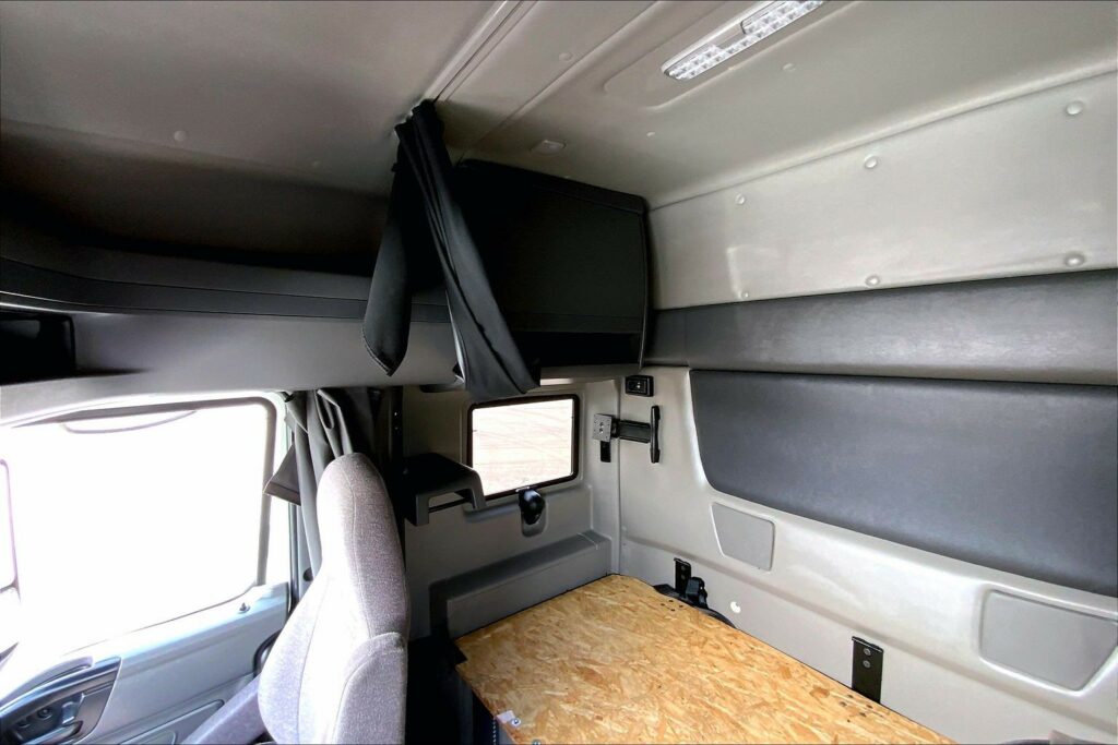 2022 CUM LT625 6×4 Sleeper