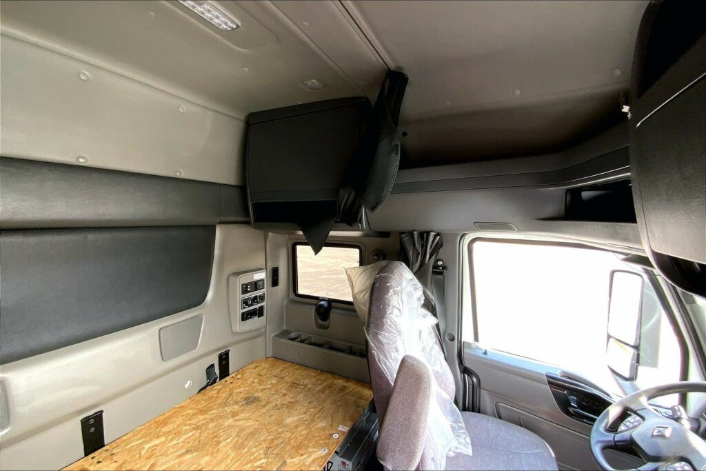 2022 CUM LT625 6×4 Sleeper