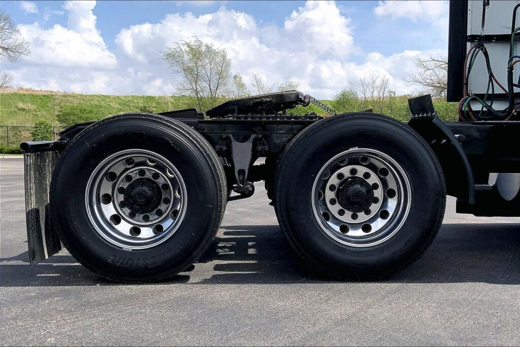 2022 CUM LT625 6×4 Sleeper