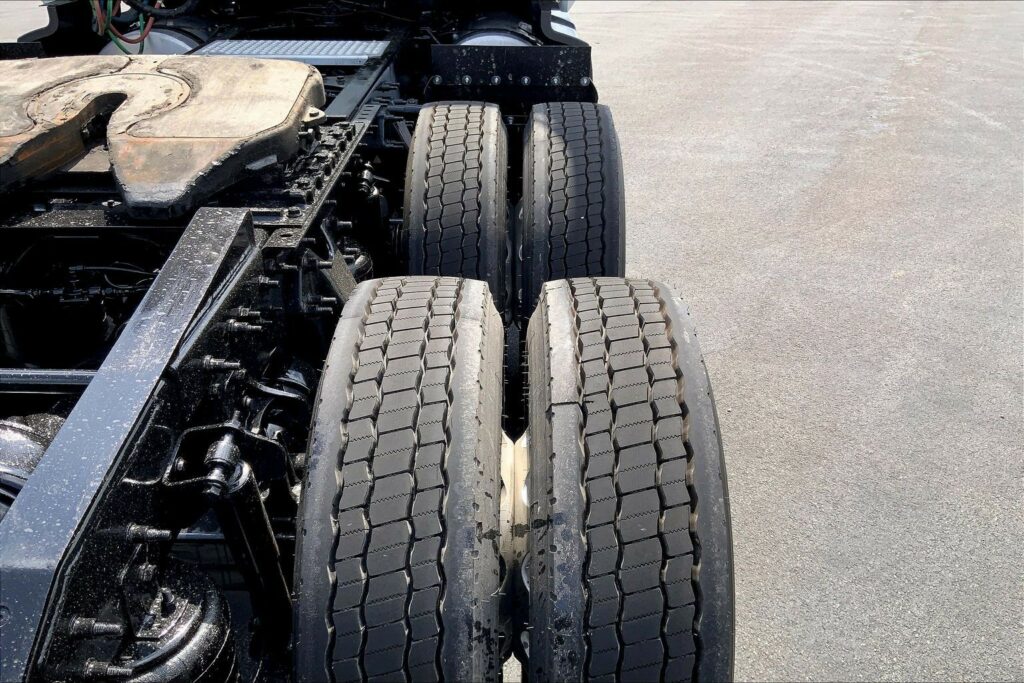 2022 CUM LT625 6×4 Sleeper