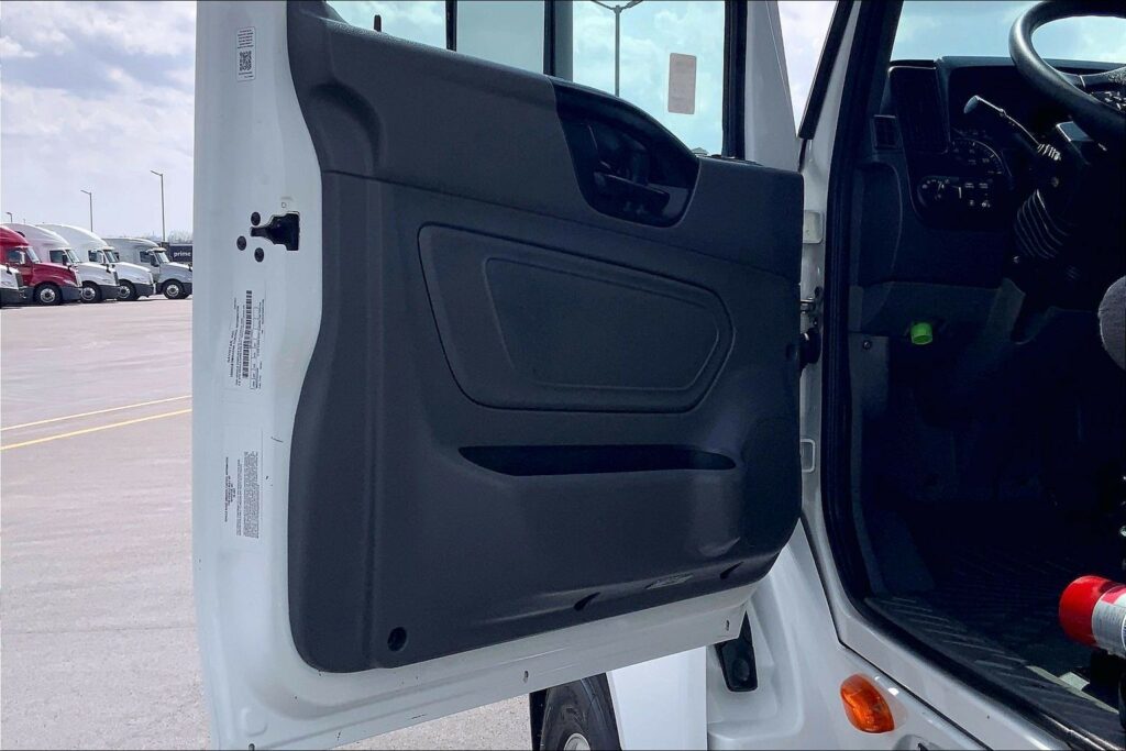 2022 CUM LT625 6×4 Sleeper