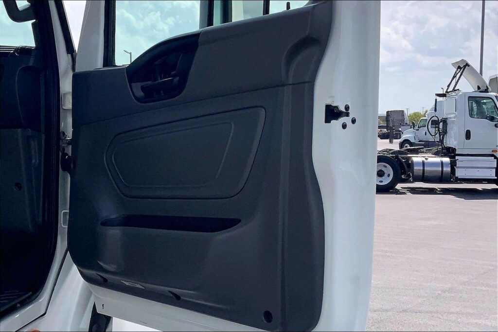 2022 CUM LT625 6×4 Sleeper