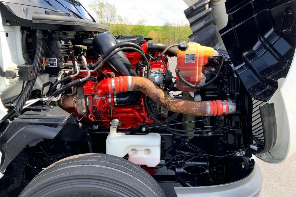 2022 CUM LT625 6×4 Sleeper