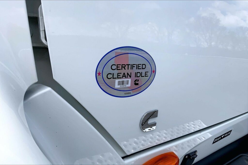 2022 CUM LT625 6×4 Sleeper