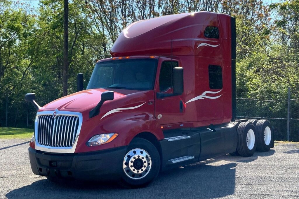 2023 CUM LT625 6X4 Sleeper