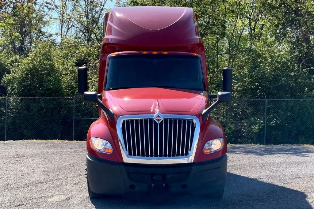 2023 CUM LT625 6X4 Sleeper