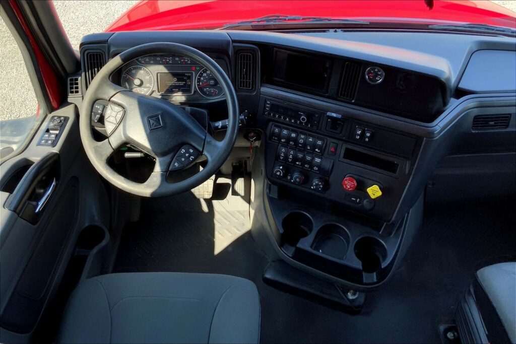 2023 CUM LT625 6X4 Sleeper