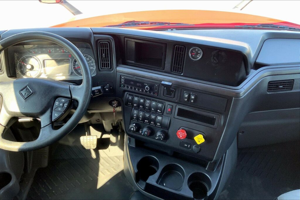 2023 CUM LT625 6X4 Sleeper