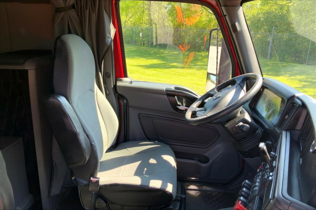 2023 CUM LT625 6X4 Sleeper