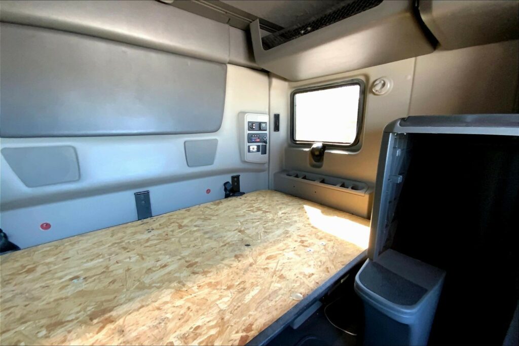 2023 CUM LT625 6X4 Sleeper