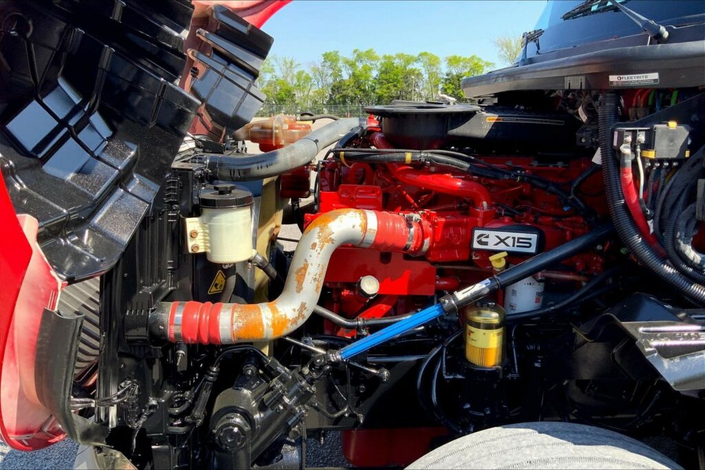 2023 CUM LT625 6X4 Sleeper