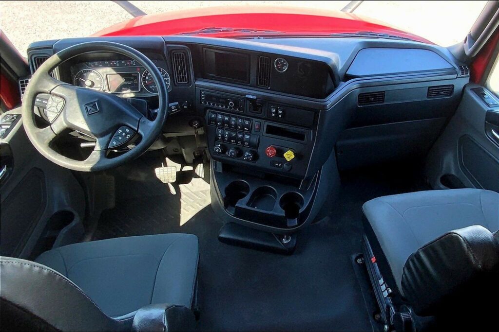 2023 CUM LT625 6X4 Sleeper