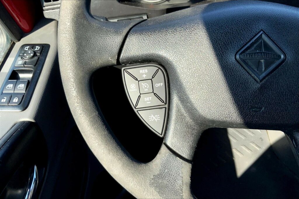 2023 CUM LT625 6X4 Sleeper