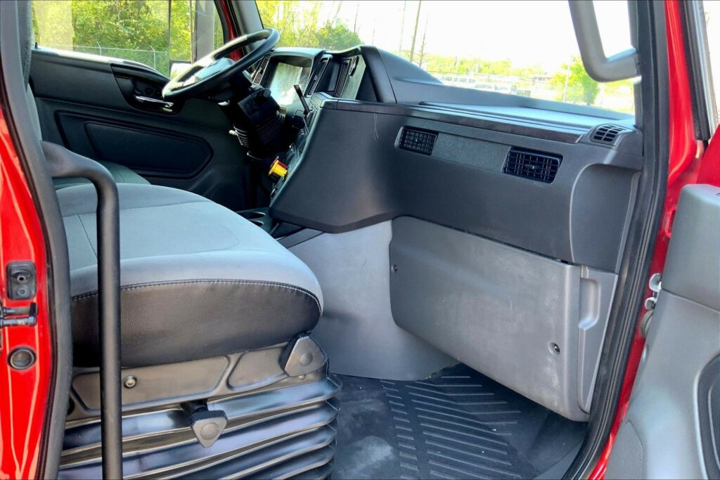 2023 CUM LT625 6X4 Sleeper