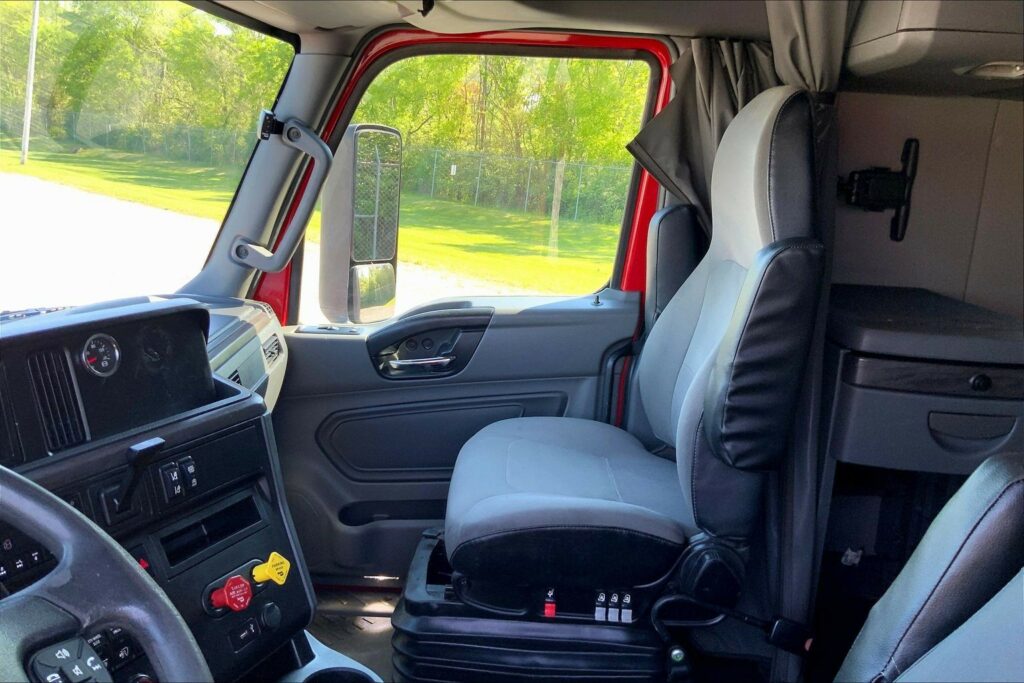 2023 CUM LT625 6X4 Sleeper