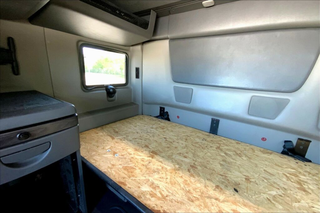 2023 CUM LT625 6X4 Sleeper