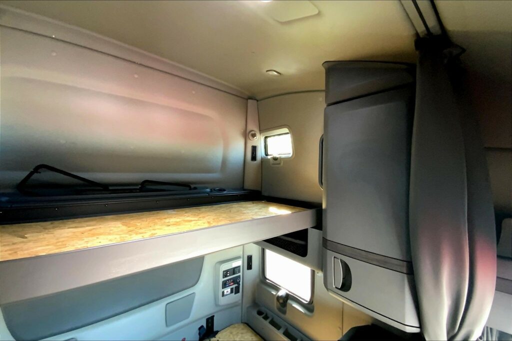 2023 CUM LT625 6X4 Sleeper