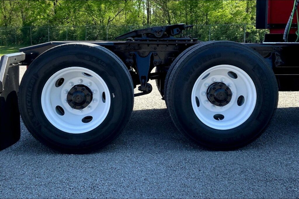 2023 CUM LT625 6X4 Sleeper