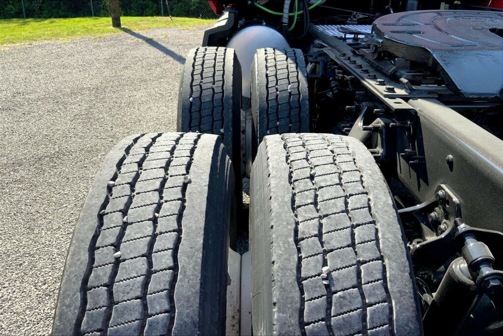 2023 CUM LT625 6X4 Sleeper