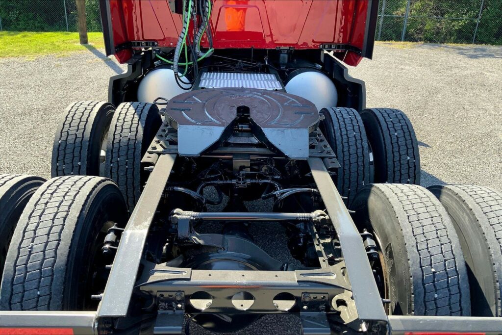 2023 CUM LT625 6X4 Sleeper