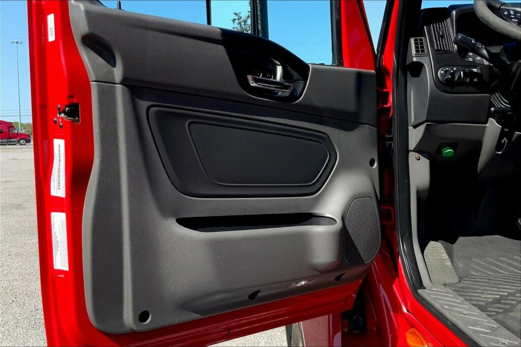 2023 CUM LT625 6X4 Sleeper