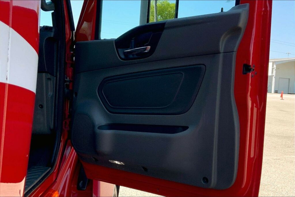 2023 CUM LT625 6X4 Sleeper