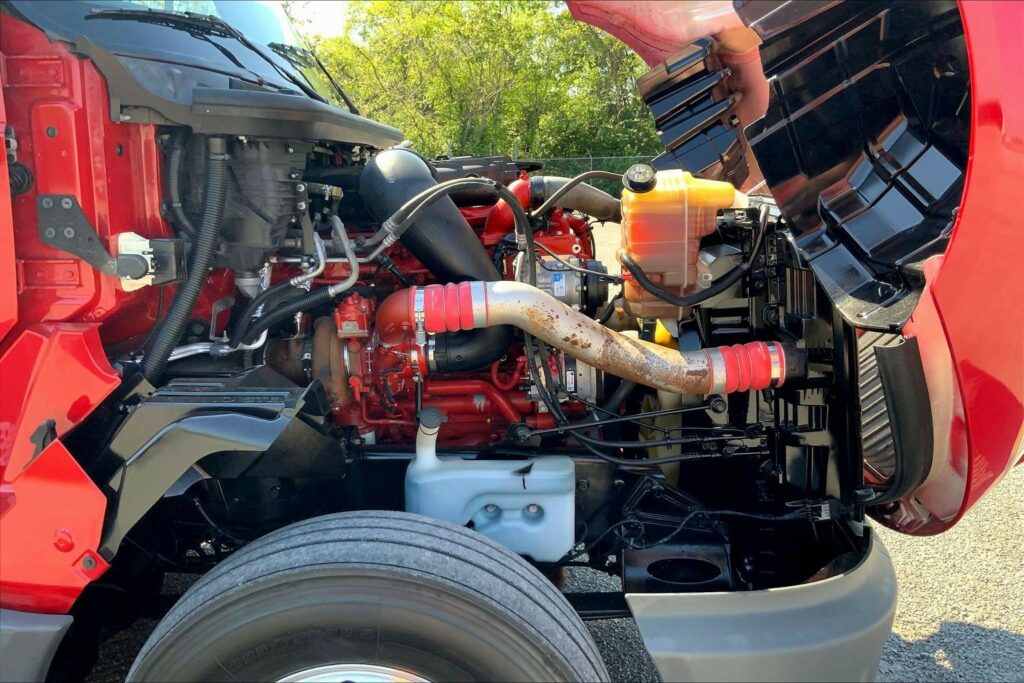 2023 CUM LT625 6X4 Sleeper