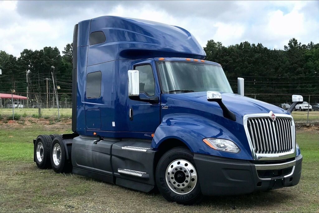 2022 CUM LT625 6×4 Sleeper
