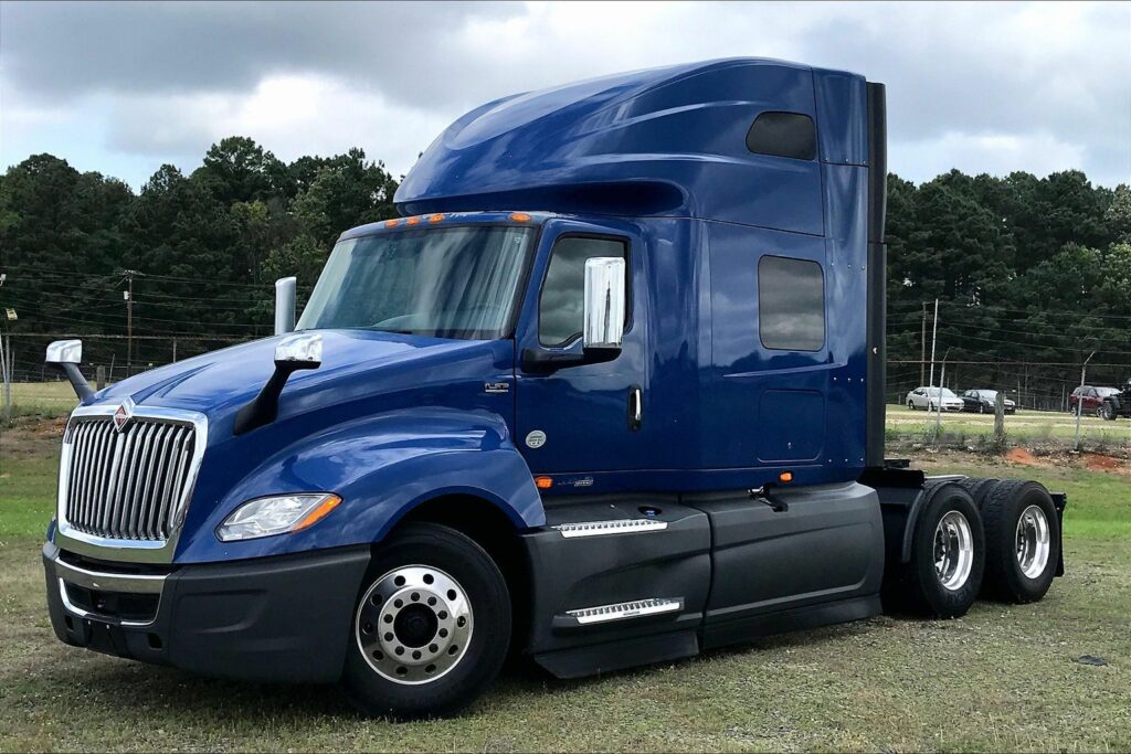 2022 CUM LT625 6×4 Sleeper