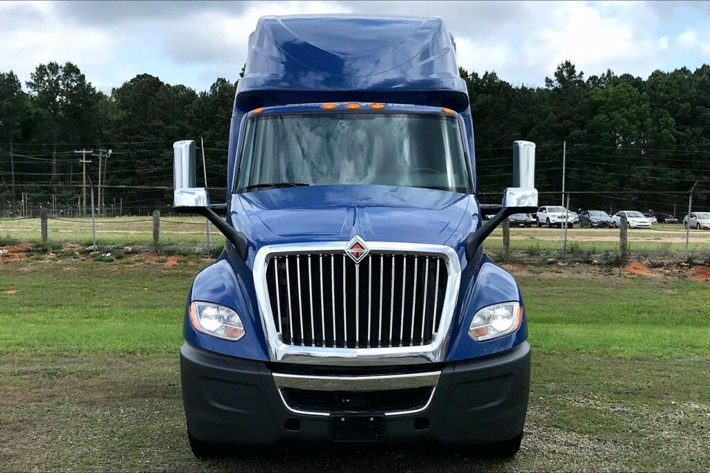 2022 CUM LT625 6×4 Sleeper