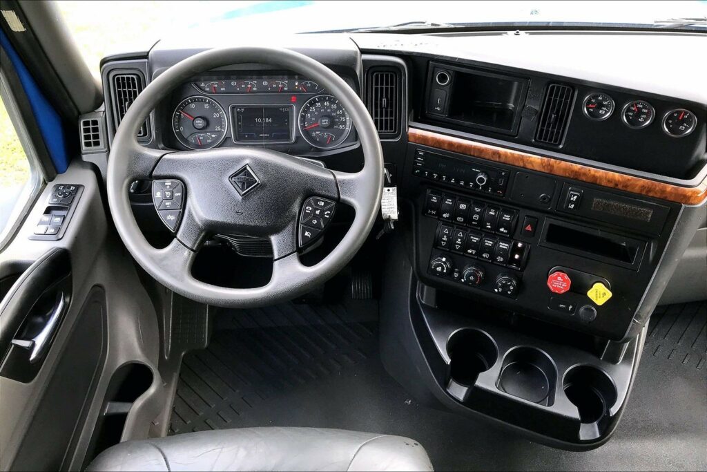 2022 CUM LT625 6×4 Sleeper