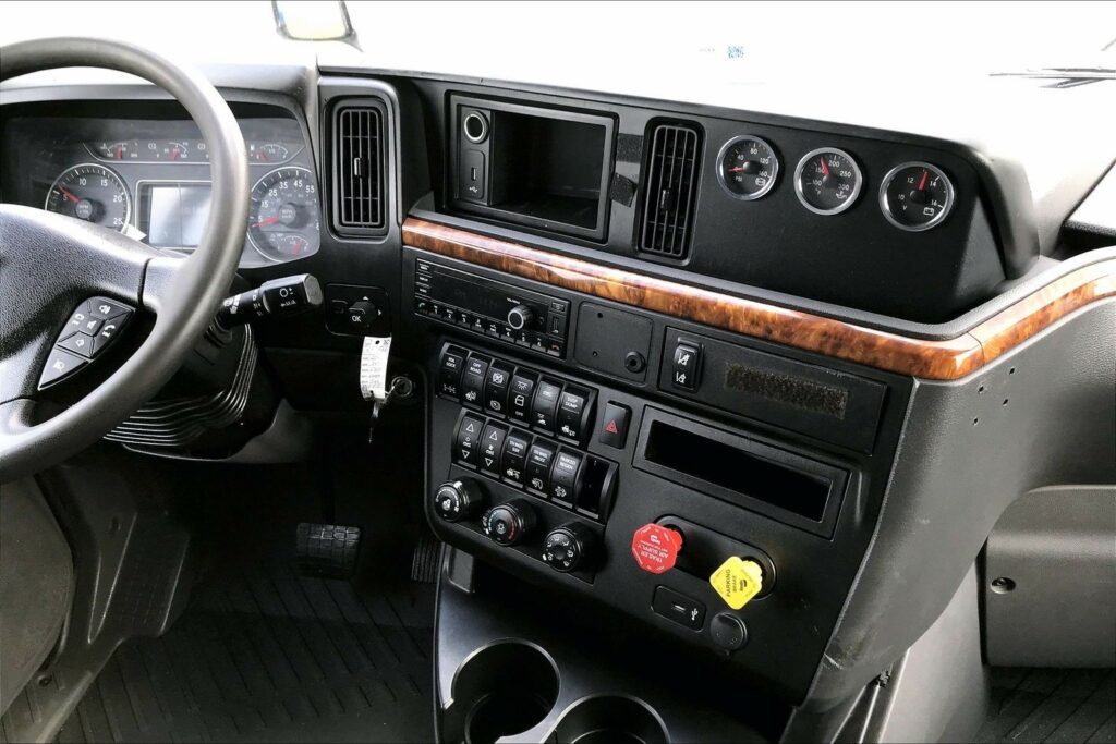 2022 CUM LT625 6×4 Sleeper