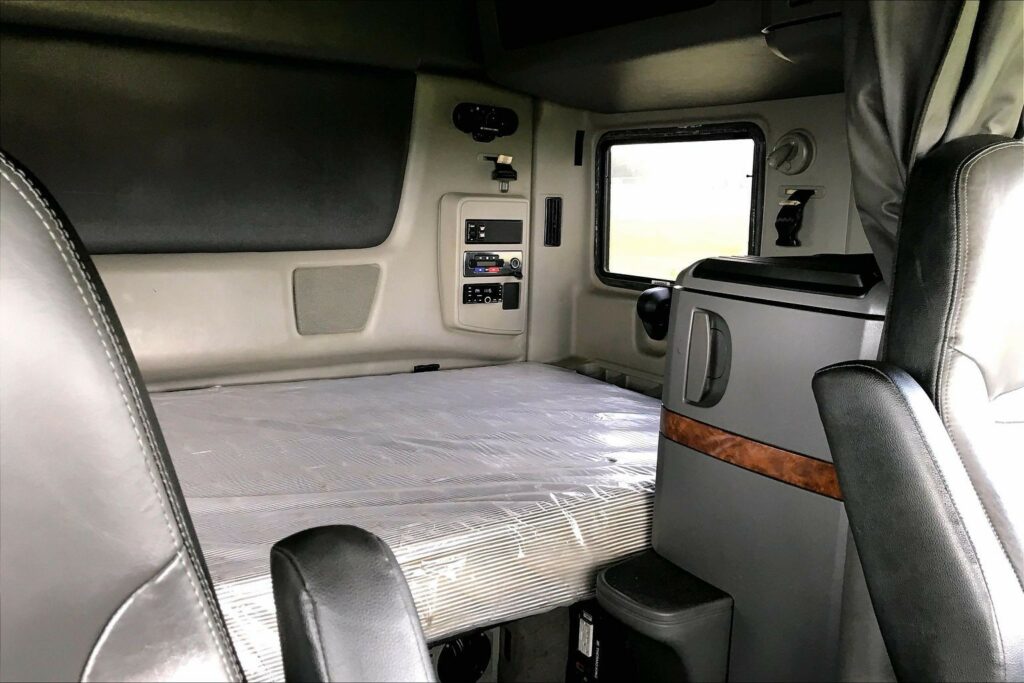 2022 CUM LT625 6×4 Sleeper