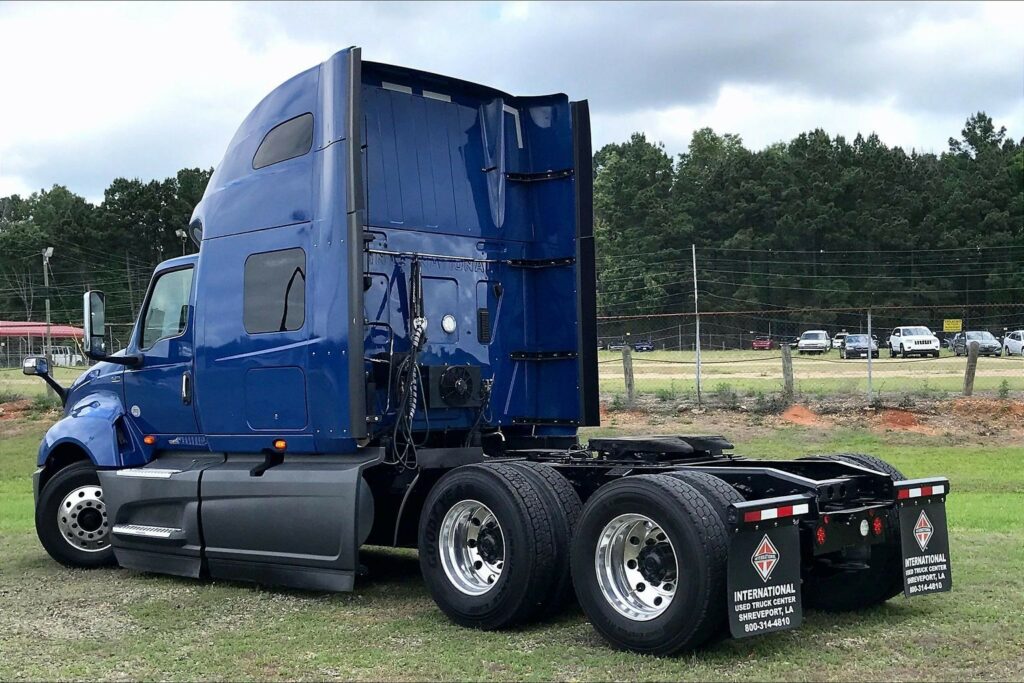 2022 CUM LT625 6×4 Sleeper