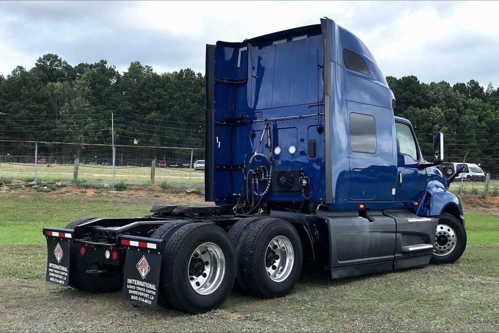 2022 CUM LT625 6×4 Sleeper