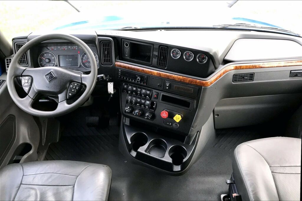 2022 CUM LT625 6×4 Sleeper