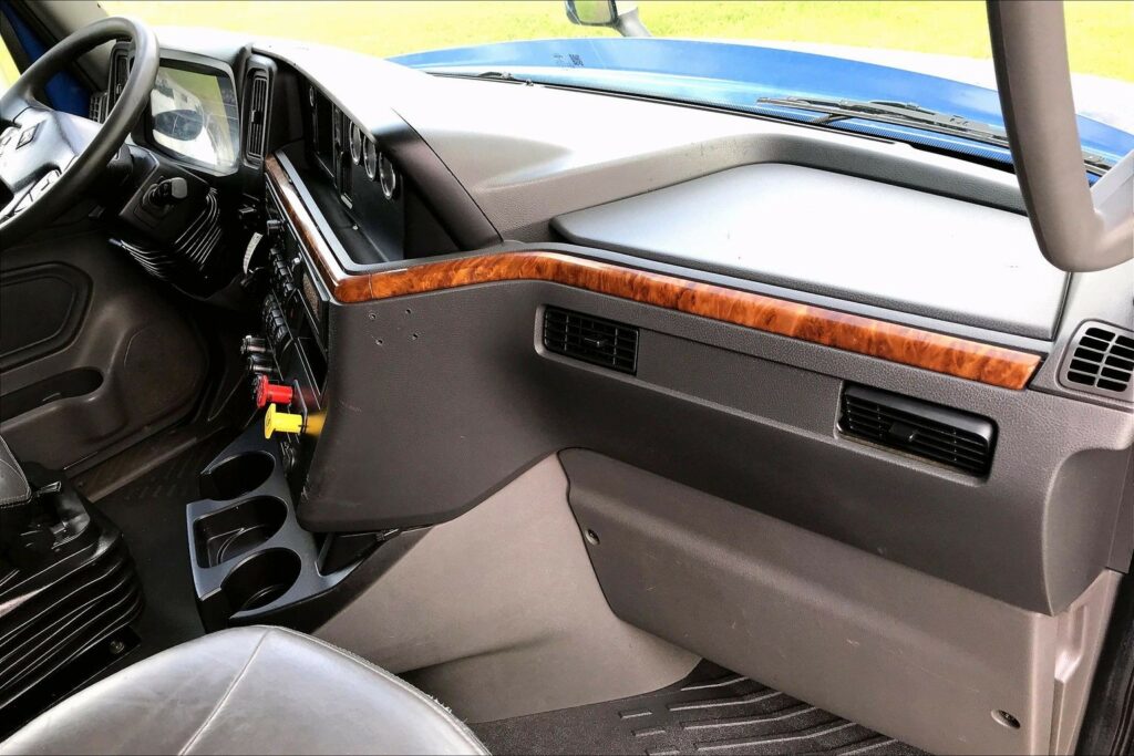 2022 CUM LT625 6×4 Sleeper