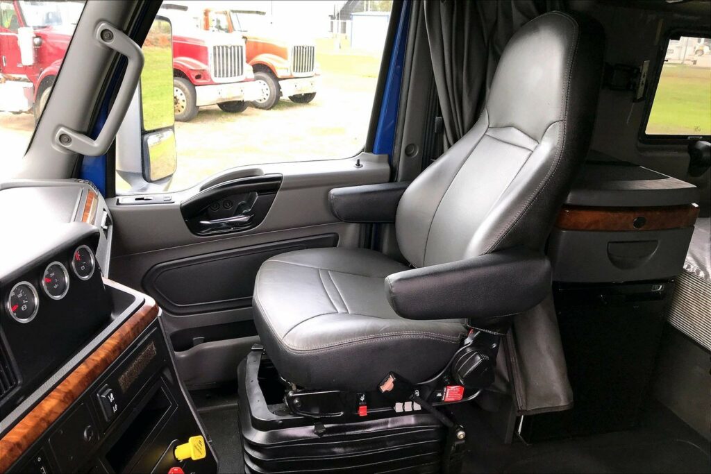 2022 CUM LT625 6×4 Sleeper