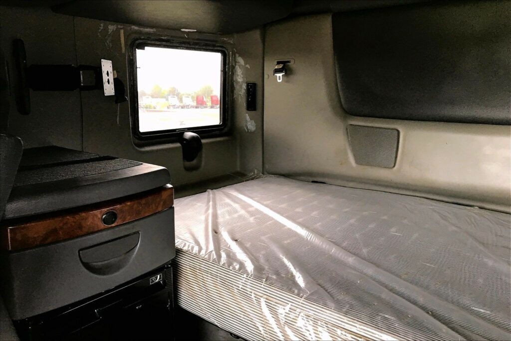 2022 CUM LT625 6×4 Sleeper