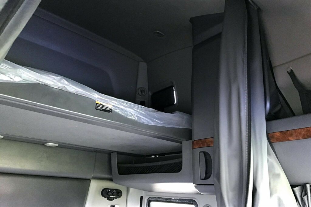 2022 CUM LT625 6×4 Sleeper